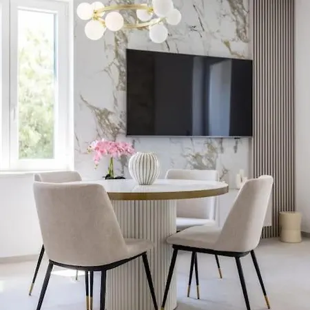 Apartment Hedonist *